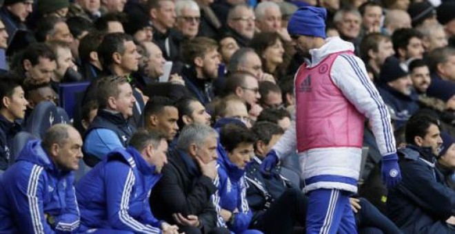 Diego Costa pasa por delante de Mourinho antes de lanzarle el peto.