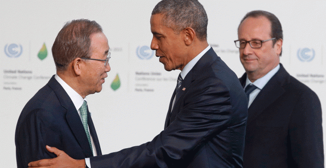 El secretario general de las Naciones Unidas, Ban-Ki Moon, junto al presidente de EEUU, Barack Obama y el presidente francés, Francois Hollande, en la inauguración de la cumbre en París. REUTERS
