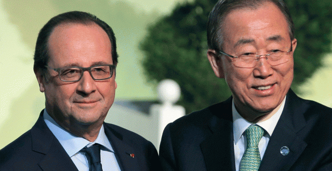 El presidente galo, François Hollande, recibe al secretario general de la ONU, Ban Ki-moon, a su llegada a la cumbre sobre cambio climático COP21. EFE