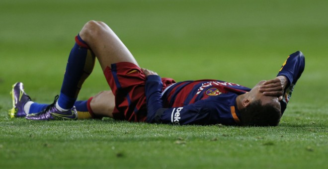 Neymar, jugador del Barcelona, tendido sobre el césped. REUTERS