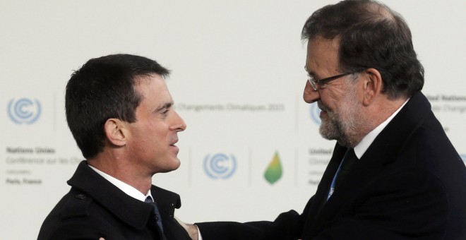 El presidente del Gobierno, Mariano Rajoy, Maruiano Rajoy, saluda al primer ministro frances, Manuel Valls, a su llegada a la sesión inaugural de la  Cumbre del Cambio Climático (COP21). REUTERS/Christian Hartmann