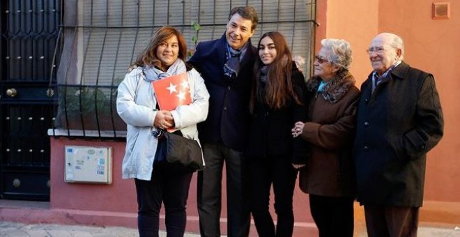 Ignacio González, en una imagen de archivo, entrega las llaves de una vivienda protegida a una familia.- MADRID.ORG