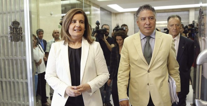 La ministra de Empleo, Fátima Báñez, y el secretario de Estado de Empleo, Tomás Burgos. - Foto EFE