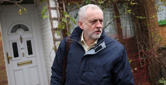 Jeremy Corbyn abandona su casa de Londres, este martes. REUTERS/Neil Hall