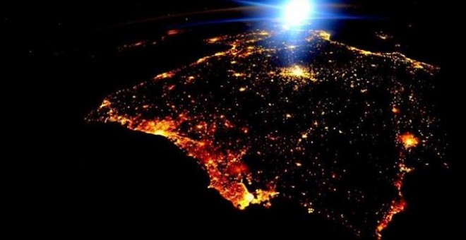 Impresionante fotografía de España y Portugal tomada anoche desde la ISS. /@StationCDRKelly