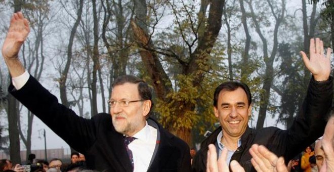 El presidente del Gobierno y del Partido Popular, Mariano Rajoy (i), junto al vicesecretario de organización del PP, Fernando Martínez Maillo (d), durante un acto público de su partido celerbado el martes en Benavente (Zamora). EFE