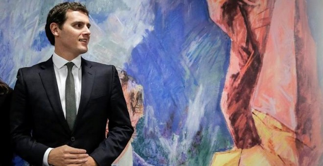 El presidente de Ciudadamos, Albert Rivera, posa tras el almuerzo informativo del Club Siglo XXI realizado hoy en Madrid. EFE/Emilio Naranjo