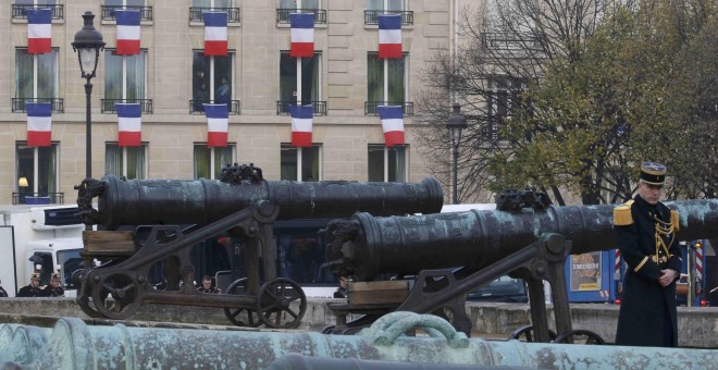 Banderas francesas cuelgan en un edificio cerca de los Inválidos de París. REUTERS/Jacky Naegelen