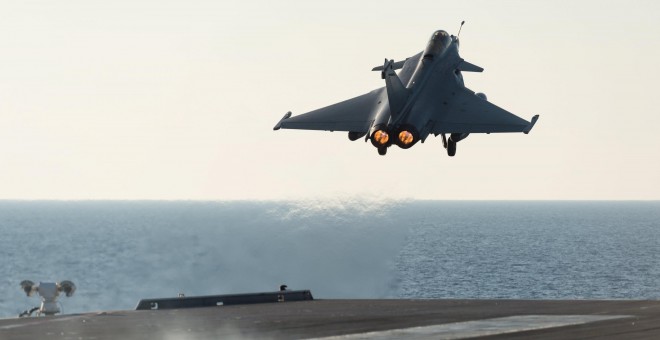 Un avión despega desde el portaaviones de propulsión nuclear Charles de Gaulle durante las operaciones en el mar Mediterráneo. REUTERS/ECPAD ATTENTION EDITORS