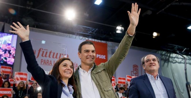 El candidato del PSOE a la Presidencia del Gobierno, Pedro Sánchez, en el acto político que los socialistas celebran esta noche en el pabellón Juan de la Cierva de Getafe. / EFE