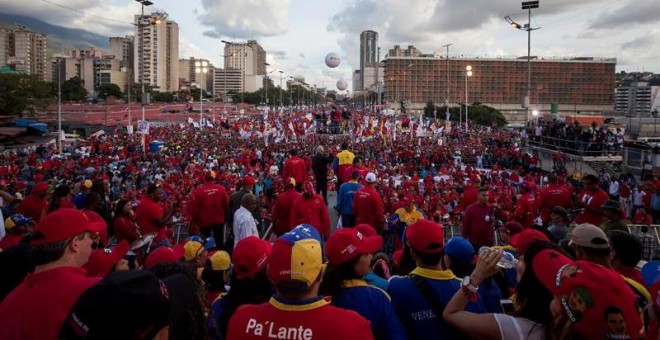 Simpatizantes de la coalición oficialista Gran Polo Patriotico (GPP) asisten al cierre de campaña de las elecciones legislativas en Caracas (Venezuela).- EFE