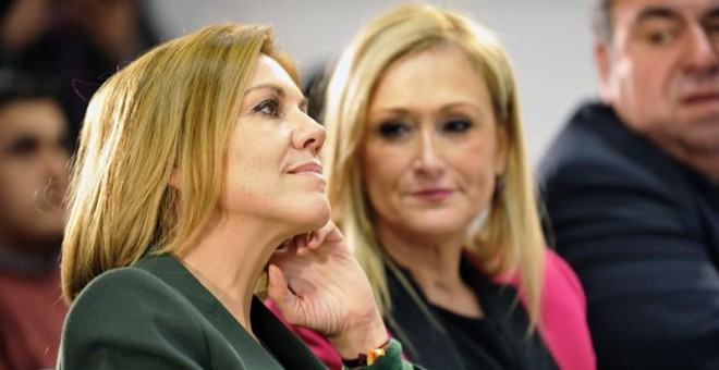 La presidenta del PP de Castilla-La Mancha y secretaria general nacional del partido, María Dolores de Cospedal (i), junto a la presidenta de la Comunidad de Madrid, Cristina Cifuentes (d), durante un acto del partido en Seseña (Toledo).