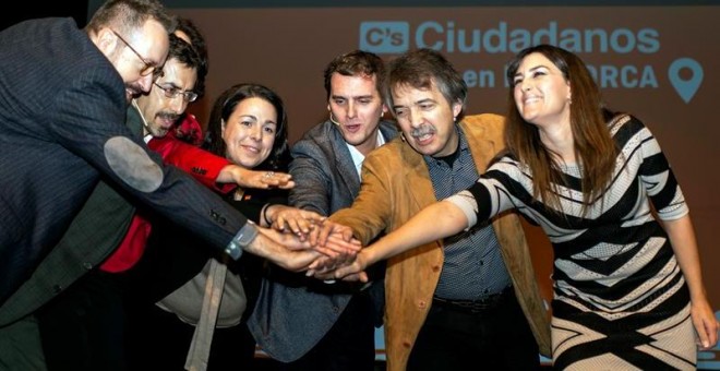 El candidato de Ciudadanos a la Presidencia del Gobierno, Albert Rivera (c) durante su asistencia al acto de inicio de campaña, en el Teatre Trui de Palma de Mallorca. EFE/