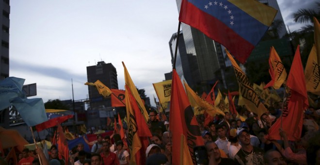 Los ciudadanos apoyan a la oposición del Gobierno venezolano durante la campaña electoral. Caracas, Venezuela. REUTERS/Nacho Doce