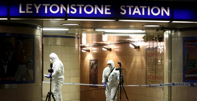 La policía investiga la escena del crimen en la estación de metro londinense de Leytonstone. REUTERS/Neil Hall
