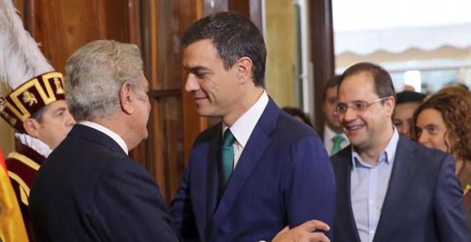 El presidente del Congreso, Jesús Posada (i), saluda al secretario general del PSOE y candidato a la Presidencia del Gobierno, Pedro Sánchez, a su llegada a la recepción celebrada en Madrid con motivo del XXXVII aniversario de la Constitución. Tras Sánche