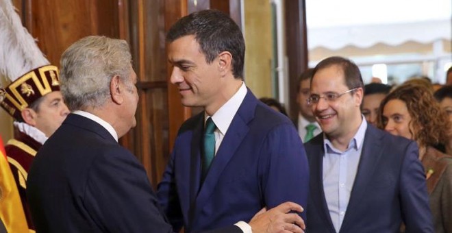 El presidente del Congreso, Jesús Posada (i), saluda al secretario general del PSOE y candidato a la Presidencia del Gobierno, Pedro Sánchez, a su llegada a la recepción celebrada en Madrid con motivo del XXXVII aniversario de la Constitución. Tras Sánche