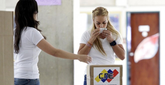 Lilian Tintori, mujer de Leopoldo López, vota en Caracas. REUTERS/Marco Bello