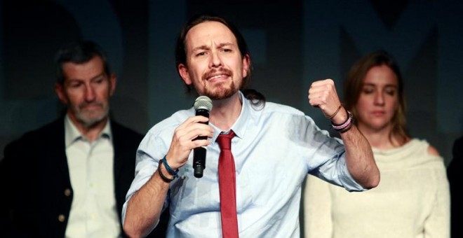 El lider de Podemos, Pablo Iglesias (c), durante el acto electoral que la formación ha celebrado esta tarde en el Círculo de Bellas Artes de Madrid. EFE / Victor Lerena.