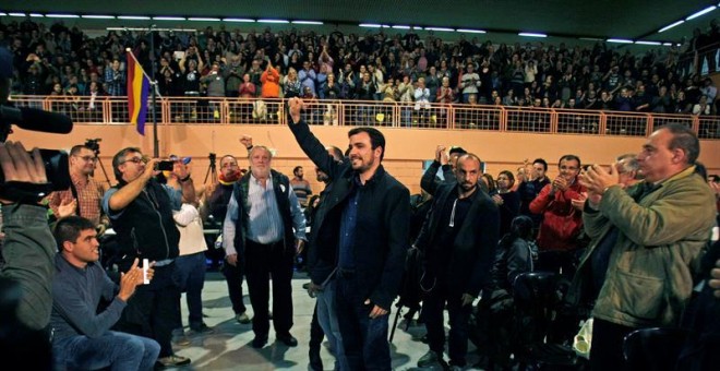 El candidato a la Presidencia del Gobierno por Izquierda Unida (IU), Alberto Garzón, hoy a su llegada al mitín junto a los candidatos por la circunscripción de Alicante. EFE/MORELL