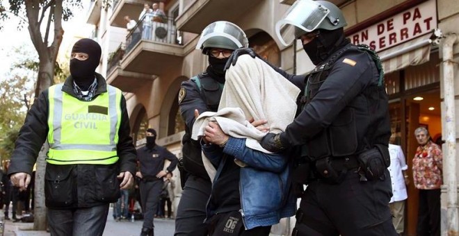 Un detenido durante una operación antiyihadista llevada a cabo en Barcelona. / EFE
