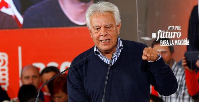 El expresidente del Gobierno Felipe González durante el acto de campaña del PSOE que ha tenido lugar esta noche en el Polideportivo Valdebernardo en Madrid. EFE/J.P.Gandul