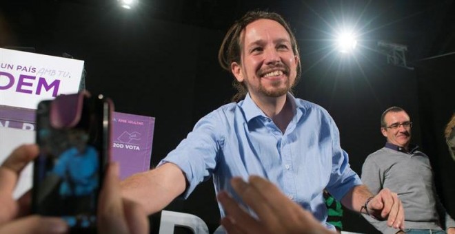 El candidato de Podemos a la presidencia del Gobierno, Pablo Iglesias, a su llegada al principal mitin de Podemos en Balears esta campaña, en el velódromo Palma Arena, donde han asistido 5.000 personas. EFE/Cati Cladera