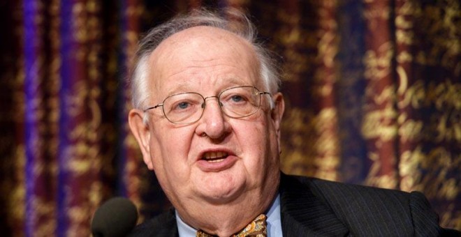 Angus Deaton, durante una conferencia en Estocolmo. / ANDERS WIKLUND (REUTERS)