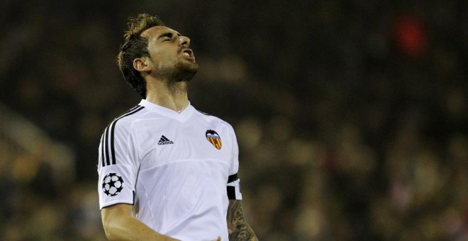 Alcácer se lamenta durante el partido ante el Olympique de Lyon. REUTERS/Heino Kalis