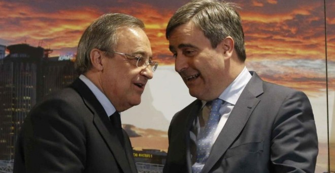 Miguel Cardenal, presidente del CSD, charla con Florentino Pérez, presidente del Real Madrid. /EFE