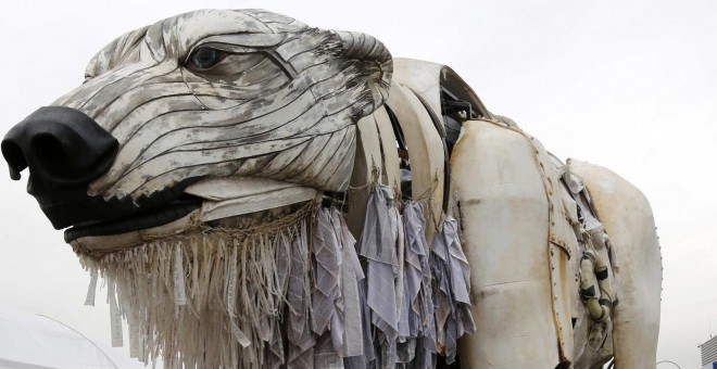 El oso polar gigante de Greenpeace, en la Conferencia Mundial de Cambio Climático, en París. REUTERS/Jacky Naegelen
