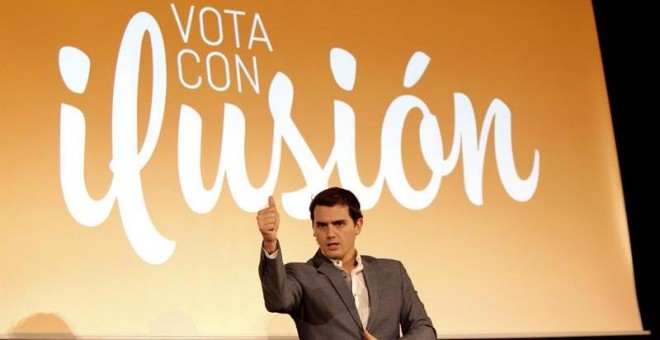 El candidato a la Presidencia del Gobierno de Ciudadanos, Albert Rivera, durante su intervención en el mitin que el partido ha celebrado hoy en el Palacio de Congresos de Alicante. EFE/Natxo Francés