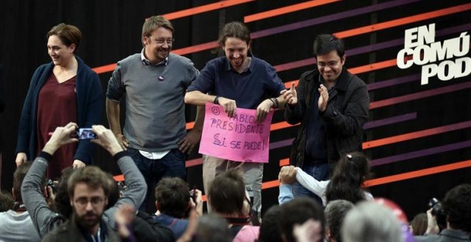 Pablo Iglesias (2d), junto a la alcaldesa de Barcelona, Ada Colau (i); el cabeza de lista por Barcelona Xavier Domenech (2i), y Gerardo Pisarello (d), teniente alcalde de Barcelona, durante el acto central de En Comú Podem. / TONI ALBIR (EFE)