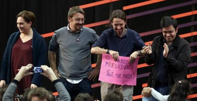 Pablo Iglesias (2d), junto a la alcaldesa de Barcelona, Ada Colau (i); el cabeza de lista por Barcelona Xavier Domenech (2i), y Gerardo Pisarello (d), teniente alcalde de Barcelona, durante el acto central de En Comú Podem. / TONI ALBIR (EFE)