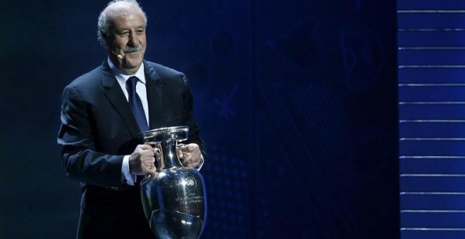 El seleccionador nacional Vicente del Bosque con la copa que acredita a España como vigente campeón de la última Eurocopa.- EFE