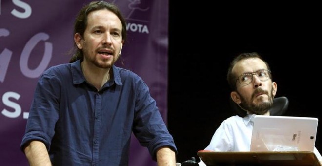 El líder de Podemos y candidato a la Presidencia del Gobierno, Pablo Iglesias, junto al secretario general del partido en Aragón, Pablo Echenique. EFE