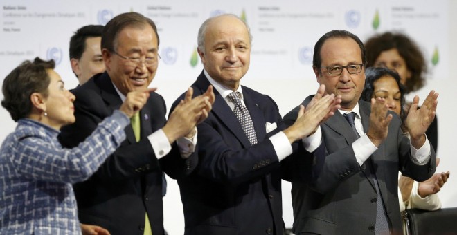 Christiana Figueres, Francois Hollande, Laurent Fabius y Ban Ki-Monn en el momento en el que ha sido aprobado el acuerdo. REUTERS