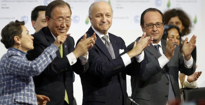 Christiana Figueres, Francois Hollande, Laurent Fabius y Ban Ki-Monn en el momento en el que ha sido aprobado el acuerdo. REUTERS