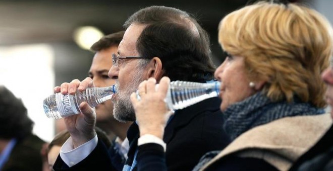El presidente del Gobierno, Mariano Rajoy, y la presidenta del PP de Madrid, Esperanza Aguirre, durante el acto central de su partido que se ha celebrado hoy en la plaza de toros de la localidad madrileña de Las Rozas. EFE/JuanJo Martin