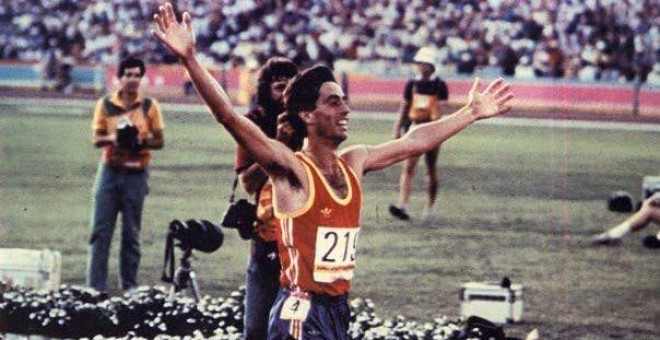 José Manuel Abascal levanta los brazos en la final de los 1.500 metros en Los Ángeles'84.