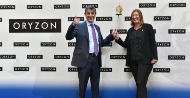 Los fundadores de Oryzon, Carlos Buesa y Tamara Maes, dan la campanada con la que su empresa inicia su cotización en la bolsa española. EFE