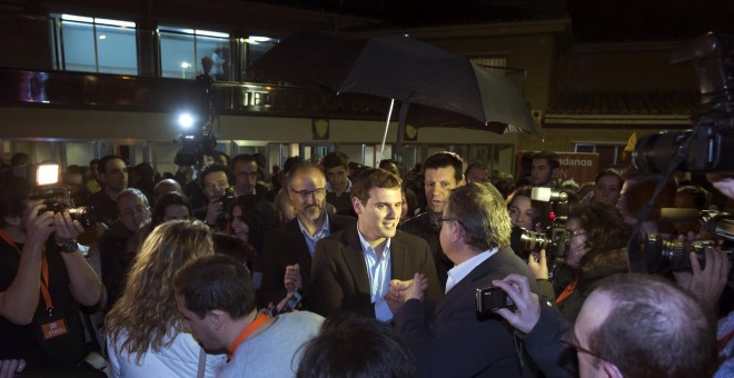 El candidato de Cs a la Presidencia del Gobierno, Albert Rivera, acompañado por el portavoz de la formación en Castilla y León, Luis Fuentes, saluda a unos simpatizantes a su salida del acto electoral celebrado en Ávila. EFE/Raúl Sanchidrián