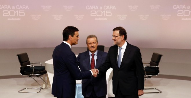 Mariano Rajoy y Pedro Sánchez se estrechan la mano, en presencia de  Manuel Campo Vidal, antes del comienzo de su cara a cara. REUTERS/Juan Medina