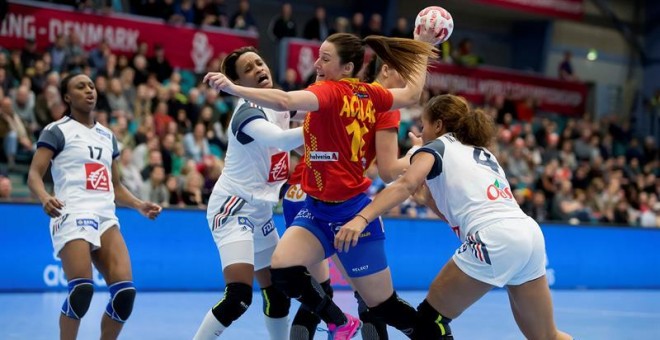 Macarena Aguilar intenta un lanzamiento en un momento del partido ante Francia. EFE/Bent Frederiksen