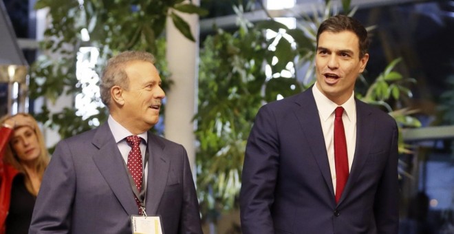 El presidente de la Academia de Televisión y moderador del debate, Manuel Campo Vidal, acompaña al secretario general del PSOE y candidato a la Presidencia del Gobierno, Pedro Sánchez, a su llegada a la sede de la Academia en Madrid para participar en el