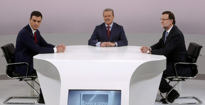 Mariano Rajoy y Pedro Sanchez, y el moderador Manuel Campo Vidal, al inicio del cara a cara. REUTERS/Juan Medina