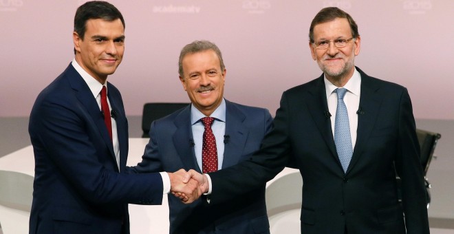 El presidente del Ejecutivo, Mariano Rajoy, y el líder del PSOE, Pedro Sánchez, candidatos a la presidencia del Gobierno para las elecciones generales del 20-D, se saludan en presencia del presidente de la Academia de Televisión y moderador del debate, Ma