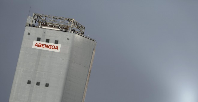 Torre de la planta Solucar, de Abengoa, en la localidad de Sanlucar la Mayor. REUTERS/Marcelo del Pozo