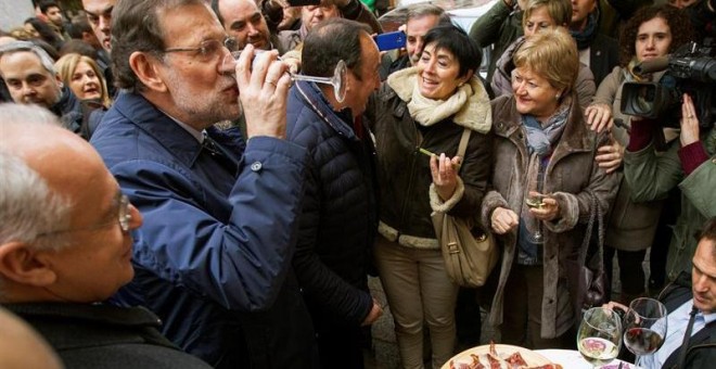 Rajoy bebe una copa de vino durante su visita, este martes, a Logroño. /EFE