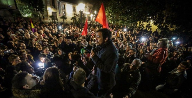El candidato de Unidad Popular-IU, Alberto Garzón, rodeado de más de mil personas que se han quedado fuera del teatro La Latina de Madrid, después del mitin.- IU/JOSÉ CAMÓ